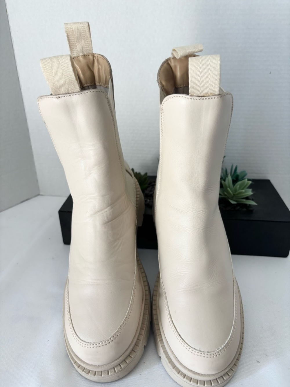 WOMENS CARRIE UNDERWOOD BONE/CREAM LEATHER CHELSEA LUG BOOTS ORTHOLITE. SZ 9.5